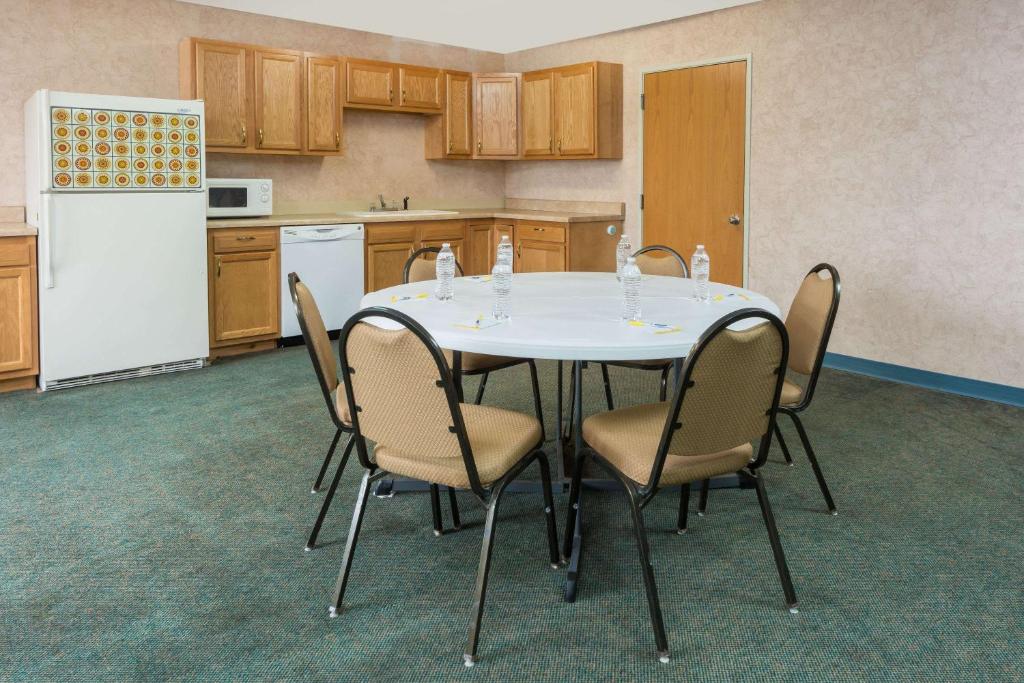 Days Inn by Wyndham Osage Beach Lake of the Ozarks image 16
