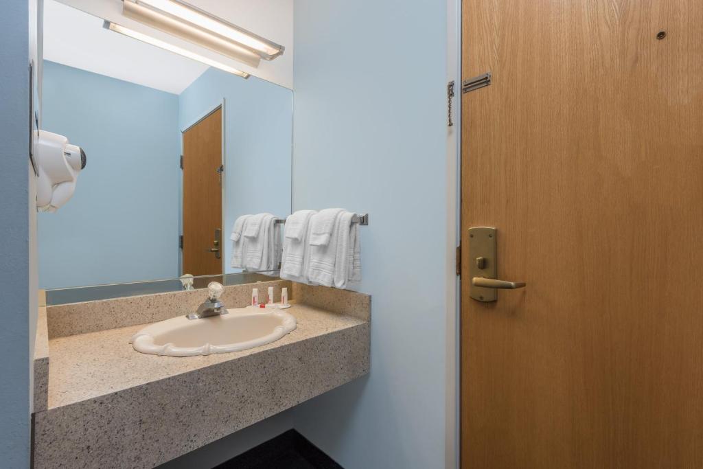 Days Inn by Wyndham Osage Beach Lake of the Ozarks image 21
