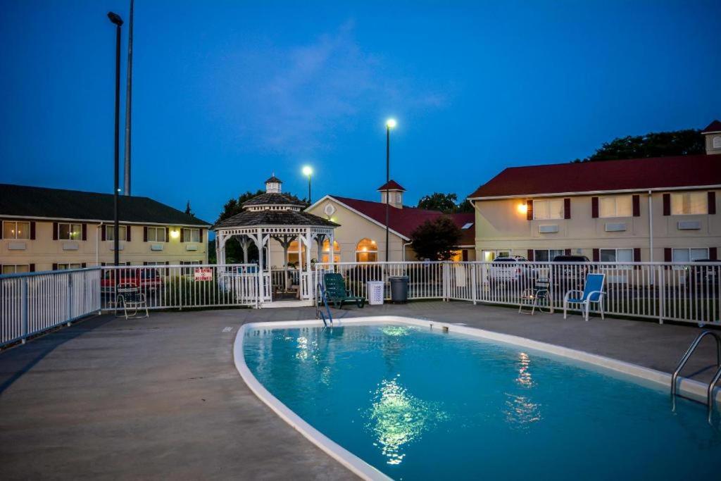 Days Inn by Wyndham Osage Beach Lake of the Ozarks image 7
