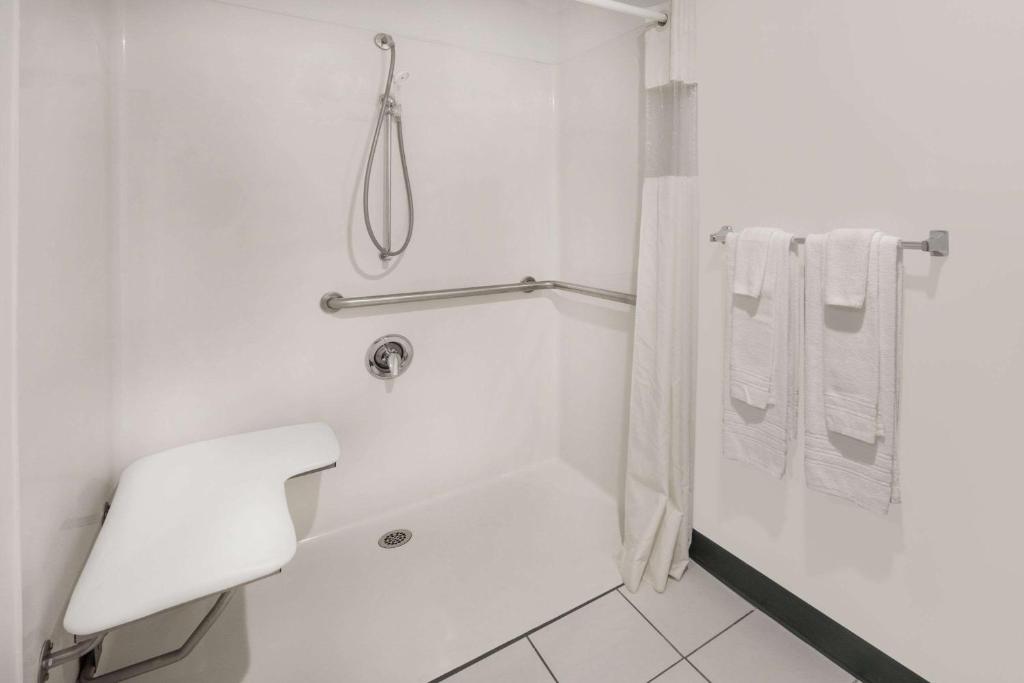 Days Inn by Wyndham Osage Beach Lake of the Ozarks image 8