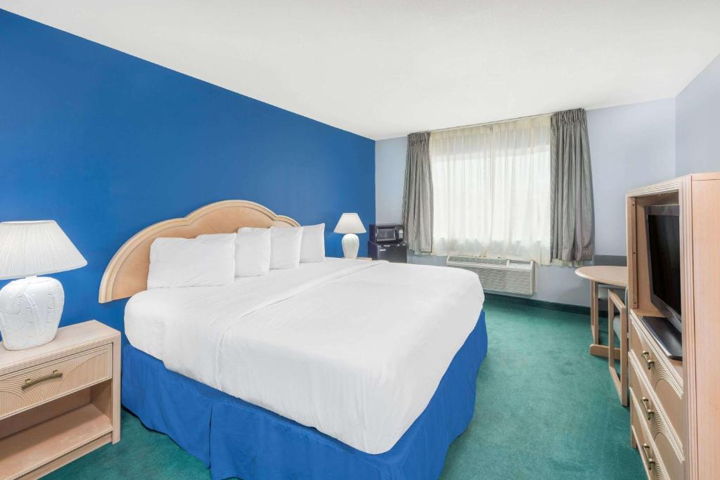 Days Inn by Wyndham Osage Beach Lake of the Ozarks image 9